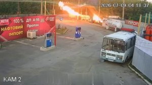 09.07.26 Наш дрон неспешно заходит на АЗС и таранит емкость с пропаном.