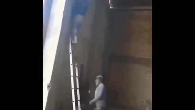 Помог другу справиться с заменой лампочки =))