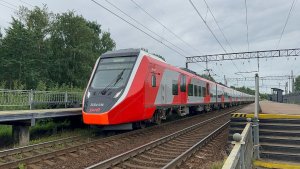 Электропоезд «Финист» ЭС104-036 на пл.Сосновая Поляна, июнь 2026 года