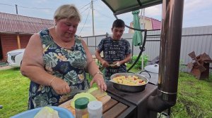 Как изменилась дача пока мы были в отпуске. Работы всем хватает. Готовим дамляму в казане.