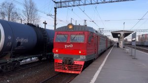 Поезда на ст.Кушелевка: работающие ЭТ2, множество ЭД4М и ЭТ2М, Ласточки, грузовые, март 2022 года