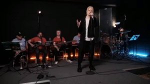 Вы такого ещё не слышали! Очередное крутое исполнение песни «Встанем» Шаманом. Памяти героям войны.