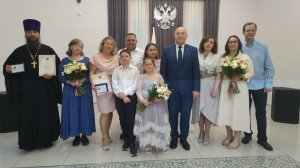 В Пушкино наградили многодетные семьи‑юбиляры ко Дню семьи, любви и верности.