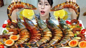 Мукбанг - морепродукты и креветки и лапша с чёрным соусом - крупный план