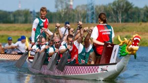 На гребном канале Барнаула разыграны награды чемпионата Сибири и Урала по гребле на лодках «дракон»