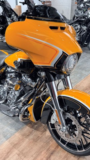 ! 2022 HD CVO Street Glide Limited Edition 117 Hightail Yellow Pearl Black Hole (VIN 5HD***5265)