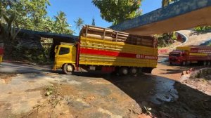 RC машинки Жесткий перегруз! Грузовик Застрял на мосту 🚧🚚