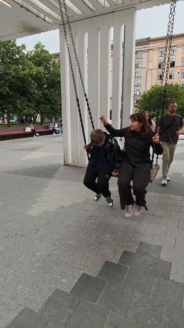 Радуюсь с детьми! Гигантские качели на Маяковской в Москве
