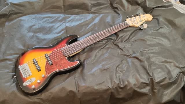 Обзор сборки доработанной китайской реплики Fender JazzBass Steve Bailey 6 струн санбёрст смотреть онлайн