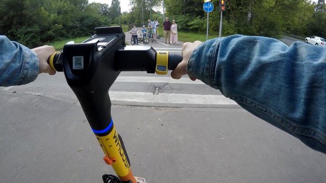 "Whoosh" Ninebot S90L Electric Scooter To Rent - reverse riding on a bike path in the forest park смотреть онлайн