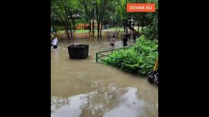 Двор превратился в озеро в Хабаровске