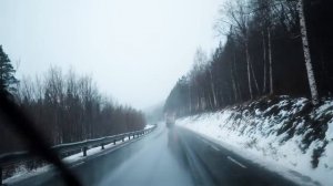 Расслабляющая поездка по Норвегии за Полярным кругом в дождливую погоду звуки вождения и шум дождя —
