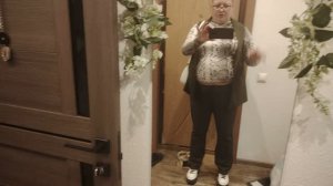 Старый костюм. Покупки из Дикси. Кошка орёт.