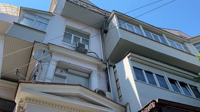 Ялта. Переулок Черноморский. Дом, где жили: М.Пуговкин и В.Токарев.Мурал.08.07.26. Крым.Crimea.Yalta смотреть онлайн