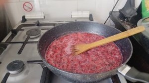 9 июля,варю малиновое варенье в сковороде.