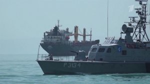 Движение судов в Ормузском проливе вновь приостановлено после обмена ударами между США и Ираном.
