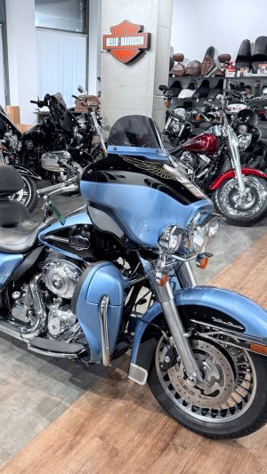 ! 2011 HD Electra Glide Ultra 103 ABS Light Blue 24K (VIN 5HD***1386)