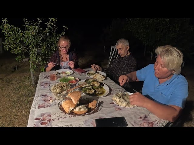 УЖИН В САДУ / ЖИЗНЬ В ДЕРЕВНЕ #villagelife смотреть онлайн