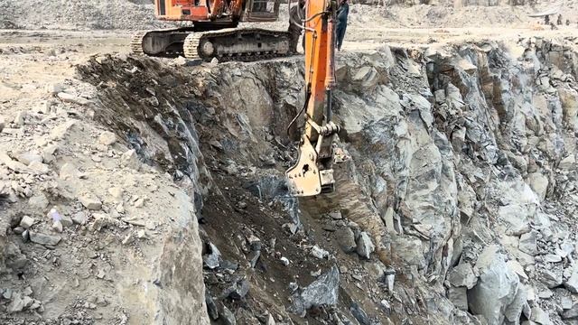 Watch Powerful Hitachi Excavator Break Solid Rock ｜ Ultimate Quarry Mining Action 🚜⛏️💥 смотреть онлайн