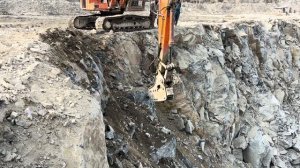 Watch Powerful Hitachi Excavator Break Solid Rock ｜ Ultimate Quarry Mining Action 🚜⛏️💥