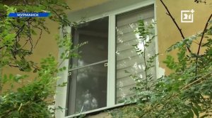 «Они рискуют провалиться под землю»: северяне пожаловались на состояние пола в доме в Мурманске
