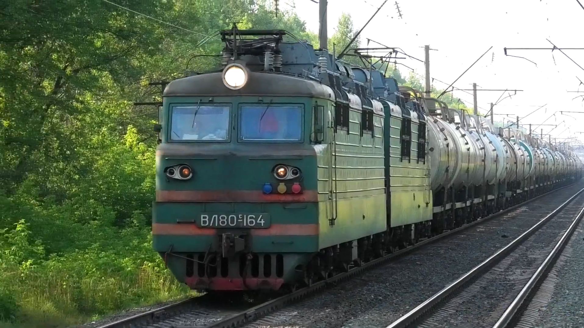 ВЛ80С-164 с грузовым поездом и приветливой бригадой следует через о.п. Сартаково смотреть онлайн