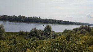 Лодка, как «мушка«на реке Оке!
