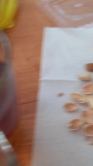едим вкусняшка в школе