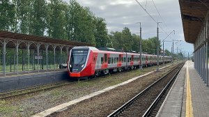 Электропоезд «Финист» ЭС104-036 на ст.Новый Петергоф, июнь 2026 года