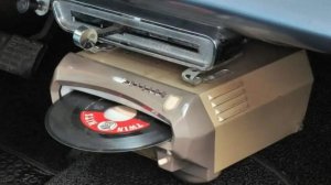 Послушаем на ходу автомобильный проигрыватель винила Филипс