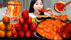 Мукбанг - курица и острая лапша и сырные закуски - аппетитная подача