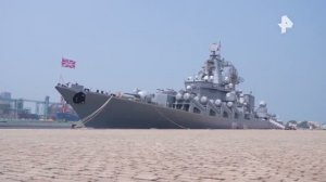 Китайским морякам провели экскурсию по Крейсеру Варяг в порту Циндао