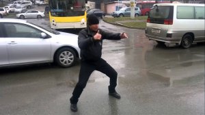 Чувак под кайфом танцует на дороге.Ржач.