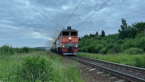 «На разгон!» Тепловоз «Боинг» 2ТЭ116-1361 с грузовым поездом на перегоне, июнь 2026 года
