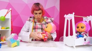 Маша Капуки Кануки лечит куклы! Пупсы Край Бебис в больнице! Игры в больничку и дочки матери