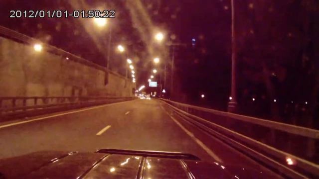 хитрые объезжали пробку задним ходом . смотреть онлайн
