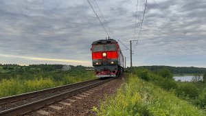 «На разгон!» Тепловоз «Тапок» ТЭП70-0215 с пасс.поездом на перегоне, июнь 2026 года