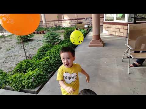 Абубакир крутит шары и бросает в небо . Abubakir spins balloons and throws balloons into the sky смотреть онлайн