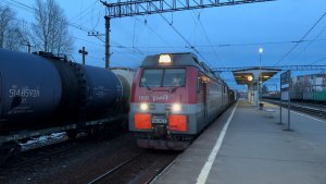 «Уже зелёный и в Туапсе» Электровоз «Дончак» 2ЭС4К-066 с грузовым поездом на ст.Кушелевка, март 2022