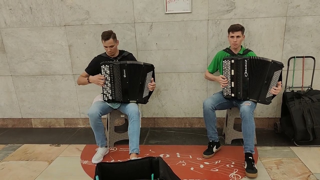 Vivaldi - Winter - (The Four Seasons - Времена года) - исполнили в метро Москвы два баяниста #metro смотреть онлайн