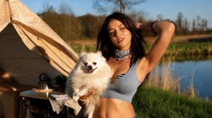 Кемпинг девушки с собачкой, уютная надувная палатка, приготовление пищи.