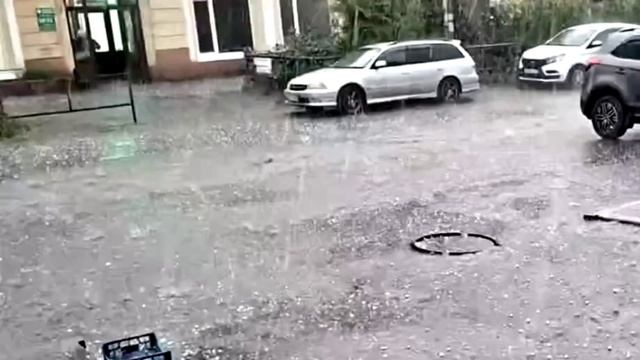 Крупный град выпал в Омске