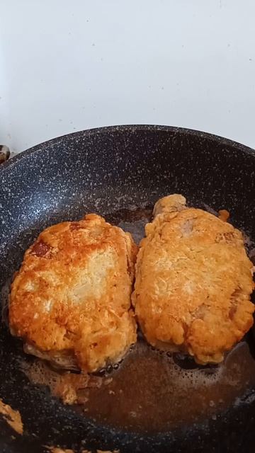 Отбивные из свинины вкусные, с хрустящей корочкой — готовы.