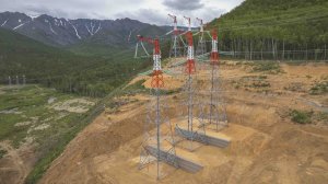 Устройство габионов для обеспечения устойчивости фундаментов опор на крутых склонах