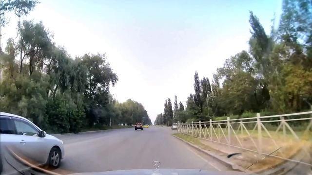 Подрезает джипа по встречке