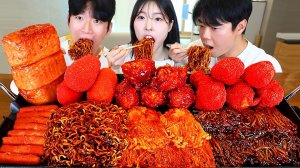 Мукбанг - лапша с чёрным соусом и хот-дог
