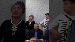 Анара Шайымкулова  “Мен дагы Көлдү сагынган жанмын сага окшоп” обону Р.Абдыкадыровдуку
