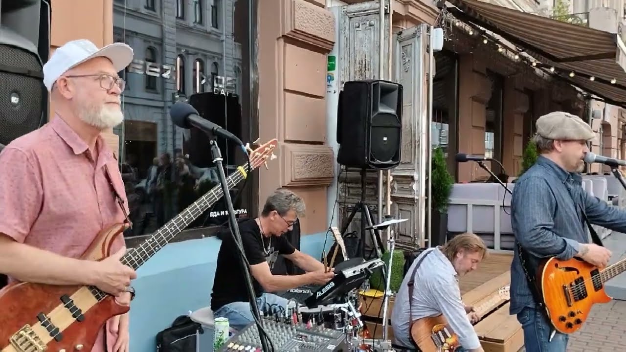 3 июля 2023 г..Вельветовые Медведи “ Velvet Bears “у летней веранды литературного кафе «Безухов» смотреть онлайн