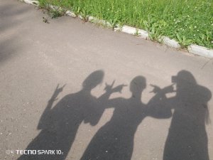 танцую, пою , собираюсь к подруге на др