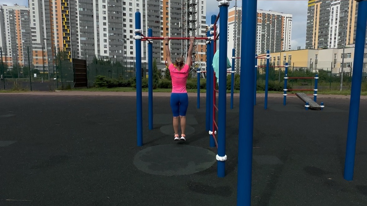 Заново учусь подтягиваться 🙈 СВЕДЕНИЕ ЛОПАТОК в ВИСЕ